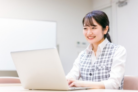 事務服の女性（保険）