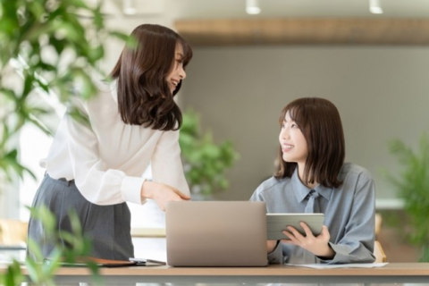 女性二人(事務)