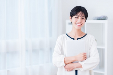 ショートカット女性